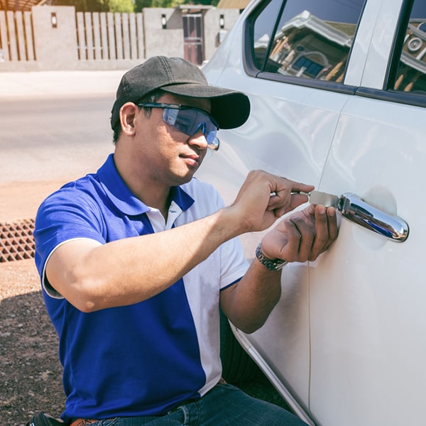 un cerrajero de cerrajería de autos suele llegar a tu ubicación en 30 minutos o menos